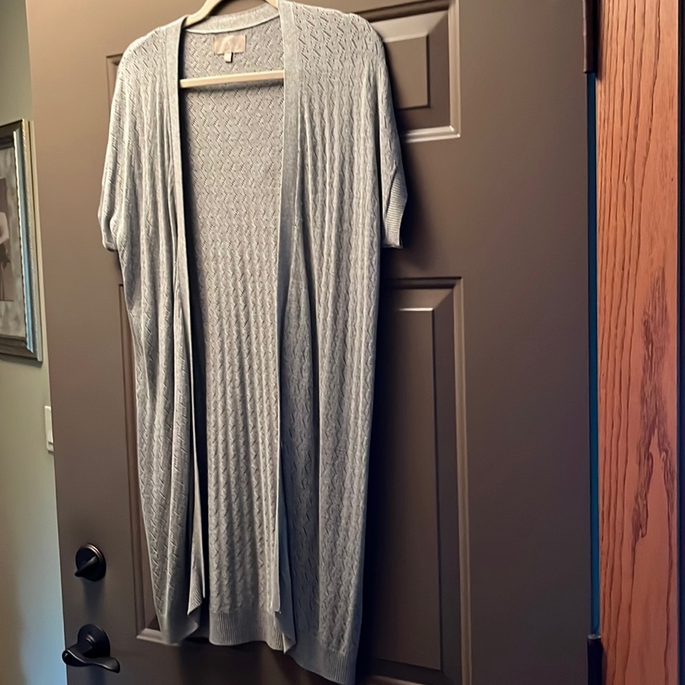Woman’s open front gray cardigan. Size medium.